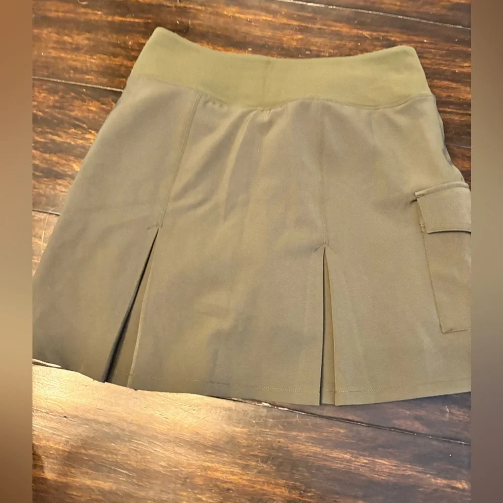 Athleta Olive Green Pleated cargo Skirt with Pockets- size 0 - Picture 3 of 6